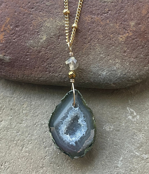 oak-305 Crystal Ball Geode Necklace