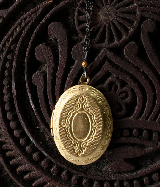 Patti Locket (oval scroll-2)