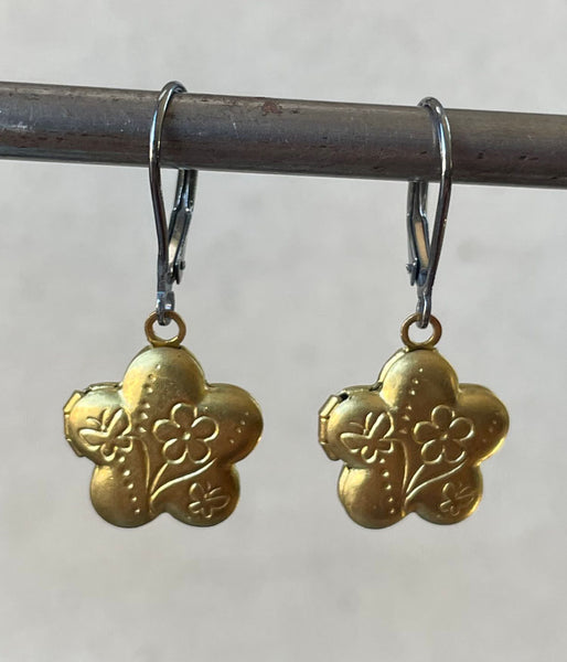 va-patti-flower Flower Locket Earrings